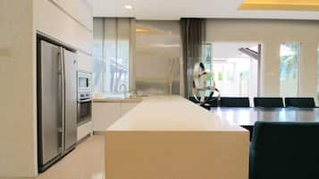 Réfrigérateur, micro-ondes, four, plaque de cuisson