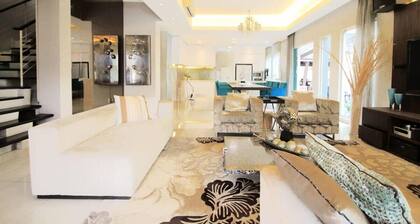 A Chic 4BR Oasis with Gazebo, Your Dream Getaway