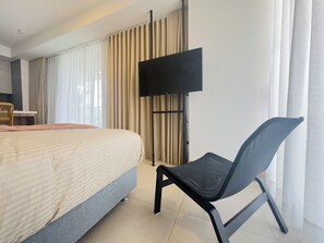 1 bedroom, iron/ironing board, WiFi, bed sheets - Modern, Bright, Quiet Apartment in Granada: A/C, Pool, Desk & Balcony (Cali)