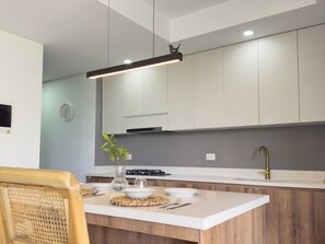 Een microgolfoven, een oven, een kookplaat