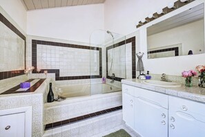 Douche, sèche-cheveux, serviettes fournies
