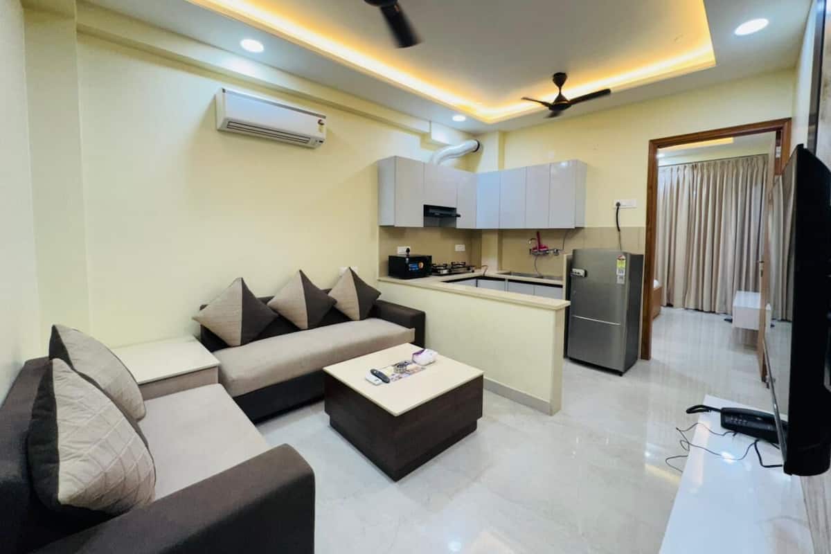 42-inch Smart TV with digital channels, fireplace, heated floors