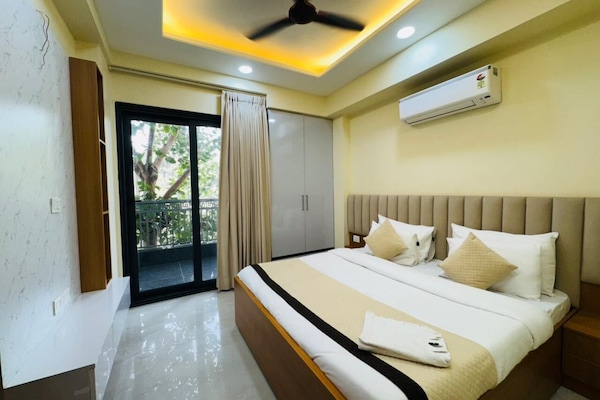 Premium bedding, down comforters, pillowtop beds, desk