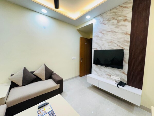 Premium bedding, down comforters, pillowtop beds, desk - Akshay Premium Suites (Gurugram)