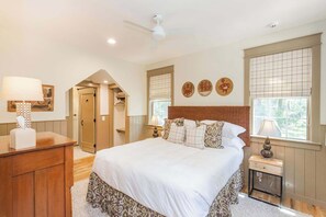 2 bedrooms, desk, WiFi, bed sheets