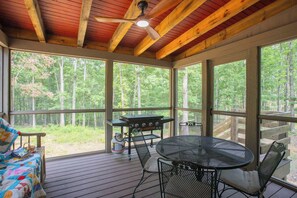 Outdoor dining - The Cardinal at Buckhorn Hollow (McEwen)