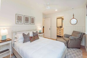 2 bedrooms, desk, WiFi, bed sheets