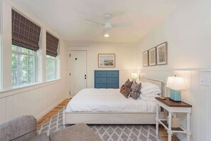 2 bedrooms, desk, WiFi, bed sheets