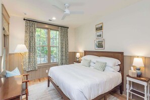 2 bedrooms, desk, WiFi, bed sheets