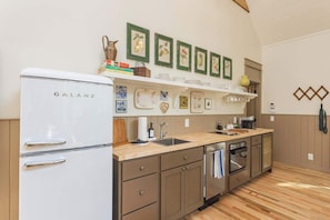 Fridge, microwave, oven, stovetop - The Roost at Buckhorn Hollow (McEwen)