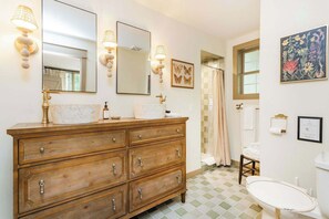 Een douche, een haardroger, handdoeken, zeep