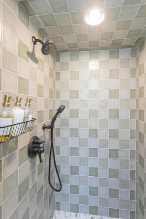 Shower, hair dryer, towels - The Roost at Buckhorn Hollow (McEwen)