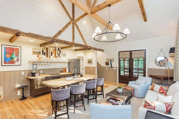 Interior - ๐ฆ The Covey: Luxury Woodland Farm Retreat ๐ฆ (McEwen)