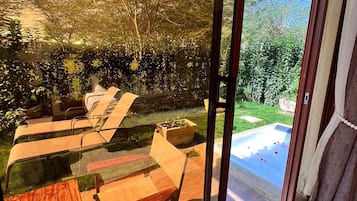 Luxury-Doppelzimmer, Balkon, Gartenblick | Zimmersafe, Verdunkelungsvorhänge, kostenloses WLAN