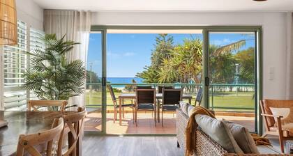 Apartment 3 Surfside Located directly across from Byron Bay's world-famous Main Beach.
