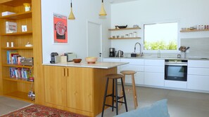 Kühlschrank, Ofen, Geschirrspüler, Wasserkocher mit Kaffee-/Teezubehör