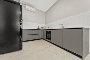 Køleskab, mikrobølgeovn, ovn, kogeplade