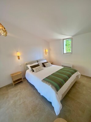 3 bedrooms, bed sheets