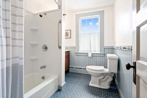 Nhà, nhiều giường, sân hiên, quang cảnh vườn (Sandpiper - House & Cottage) | Phòng tắm | Máy sấy tóc, khăn tắm 