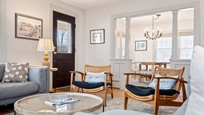 منزل - عدة أسرّة - برواق - منظر للحديقة (Sandpiper - House & Cottage) | منطقة المعيشة | تلفزيون بشاشة مسطحة بحجم 42-بوصة يعرض قنوات تلفزيونية رقمية