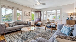 منزل - عدة أسرّة - برواق - منظر للحديقة (Sandpiper - House & Cottage) | منطقة المعيشة | تلفزيون بشاشة مسطحة بحجم 42-بوصة يعرض قنوات تلفزيونية رقمية