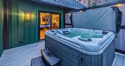 2 Hours from New York City, Philadelphia & Lancaster with luxurious beds, pickleball, hot tub, fireplace, pool table & more