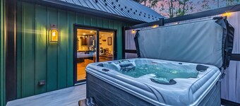 2 Hours from New York City, Philadelphia & Lancaster with luxurious beds, pickleball, hot tub, fireplace, pool table & more
