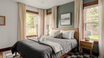 5 bedrooms, travel cot, bed sheets