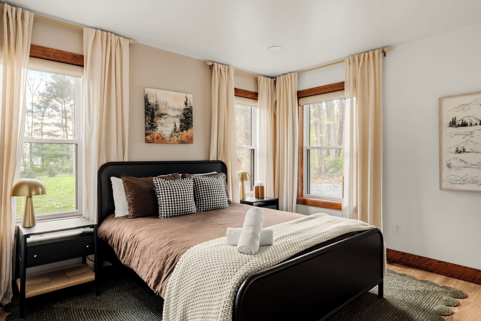5 bedrooms, travel crib, bed sheets