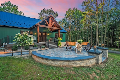 2 Miles from Blue Mountain Ski Resort & 2 Hours from New York City, Philadelphia & Lancaster with luxurious beds, pickleball, hot tub, fireplace, pool table & more
