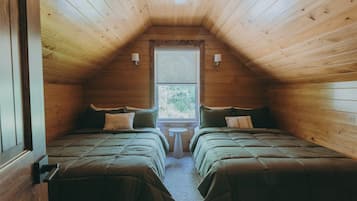 5 多间卧室、旅行婴儿床、床单