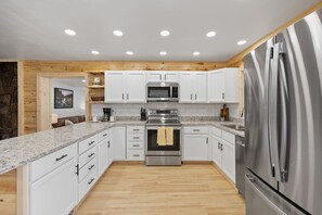 Geladeira, micro-ondas, fogão, cooktop