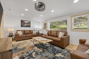 Älytelevisio, takka, kirjoja, tietokoneen näyttö