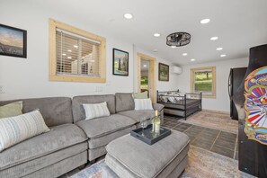 Smart TV, fireplace, books, computer monitors - Custer Serene – Peaceful Retreat (Custer)