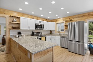 Kjøleskap, mikrobølgeovn, ovn og kokeplater