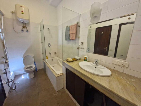 Luxury Room | Bathroom | Free toiletries, soap - Monica's Golf Studio (Gurugram)