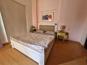 Luxury Room | Free WiFi - Monica's Golf Studio (Gurugram)