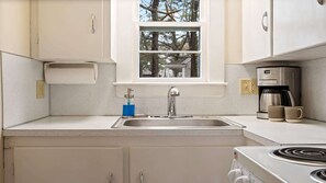 House, Multiple Beds, Patio, Garden View (Bayview Carriage House) | Private kitchen | Fridge, microwave, oven, stovetop