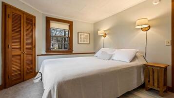 House, Multiple Beds, Patio, Garden View (Bayview Carriage House) | 2 bedrooms, individually decorated, individually furnished, bed sheets