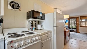 House, Multiple Beds, Patio, Garden View (Bayview Carriage House) | Private kitchen | Fridge, microwave, oven, stovetop
