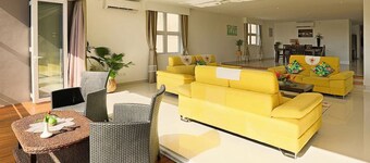 CliffHanger Villas: Spacious 8-Bed Villa & 2 Pools