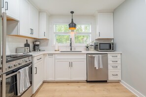 Fridge, microwave, oven, stovetop - Modern Blacksburg retreat near VT, Radford & scenic Claytor Lake Perfect for work, play & relaxation (Blacksburg)