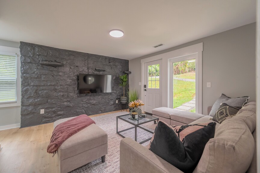 Charming Entry And Spacious Back Deck Surrounded By Nature, Perfect For A Peaceful Getaway. - Blacksburg, VA