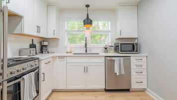 Een microgolfoven, een oven, een kookplaat, een vaatwasser