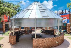 Outdoor dining - LM Wildlife Rooftop house-hiking-Slps 4 w/queen bed (Medicine Park)