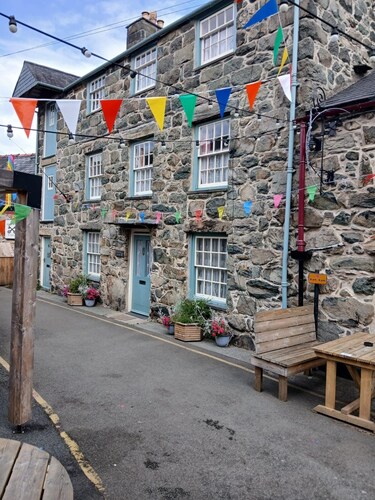 Spacious 5 bedroom house, nestled at the base of  Cadair Idris mountain range.