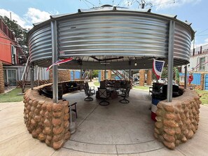 Outdoor dining - S2 Ft Sill Sky Stack-City View Slps 8-NA/PPI+SE (Medicine Park)