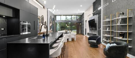 Frigorífic, microones, forn i placa de cuina