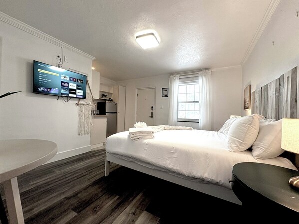 Bügeleisen/Bügelbrett, Reisekinderbett, kostenloses WLAN, Bettwäsche