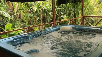 Outdoor spa tub